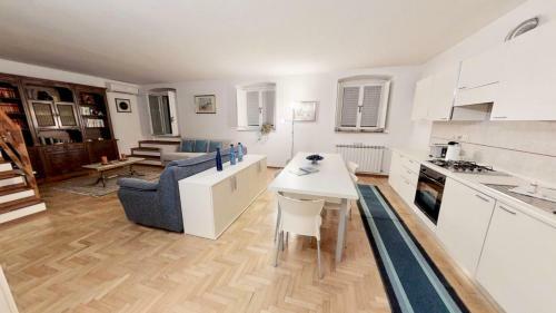 Apartamento Triestevillas Imbriani, Hyper Central Duplex, Rooftop View, 4+2 Guests