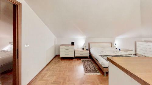 Apartamento Triestevillas Imbriani, Hyper Central Duplex, Rooftop View, 4+2 Guests