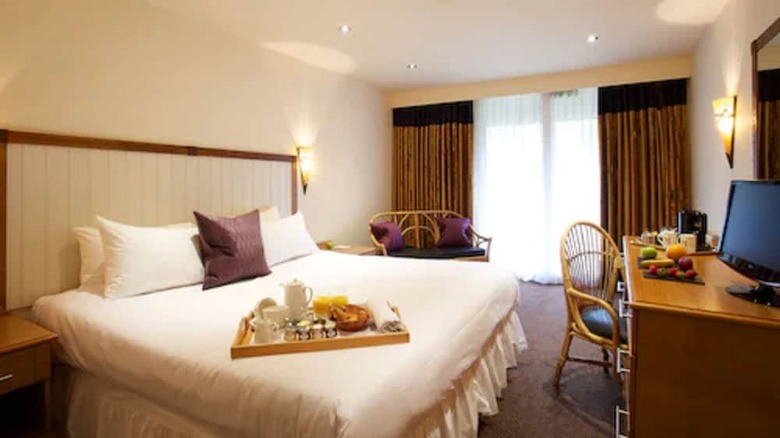 Marwell Hotel(.)