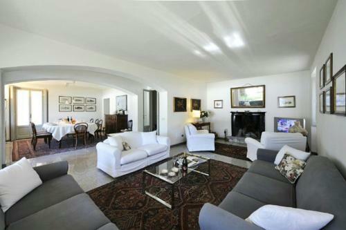 Sala Comacina Villa Sleeps 9