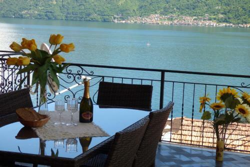 Sala Comacina Apartment Sleeps 6