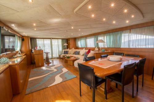 Hotel Luxury Boat