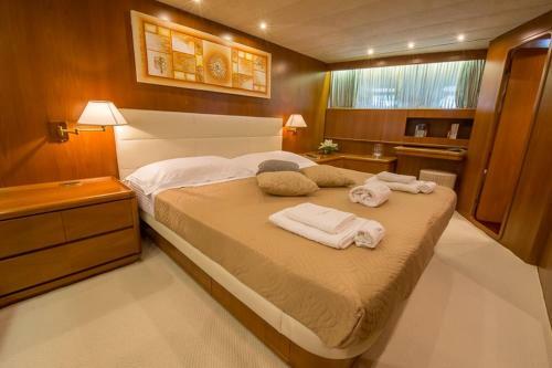 Hotel Luxury Boat