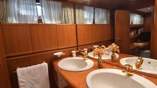 Hotel Luxury Boat