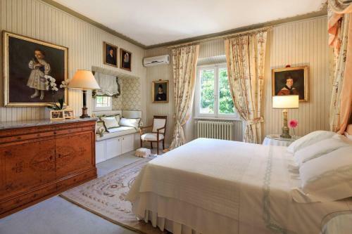 Villa-napoleone-near-florence-with-pool