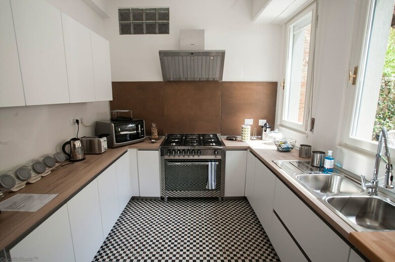 Hostal Dimora 16 Rooms & Garden