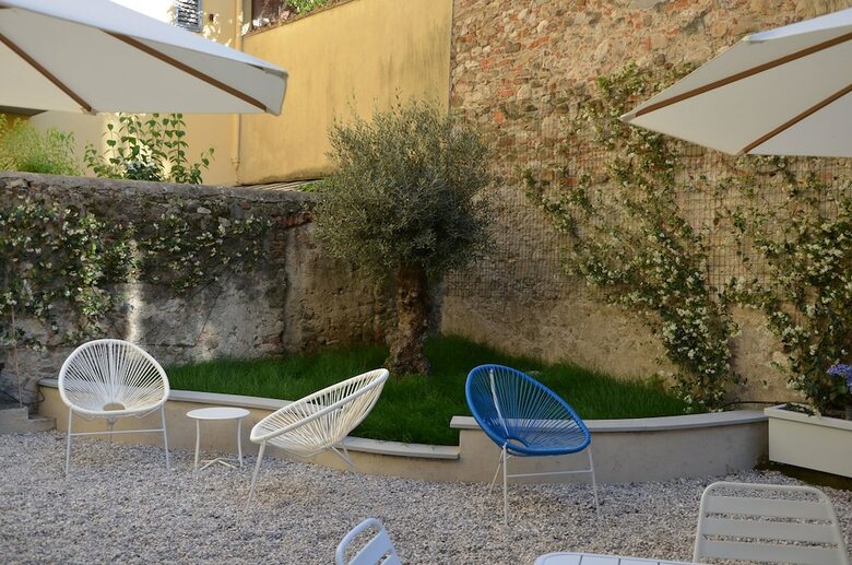 Hostal Dimora 16 Rooms & Garden