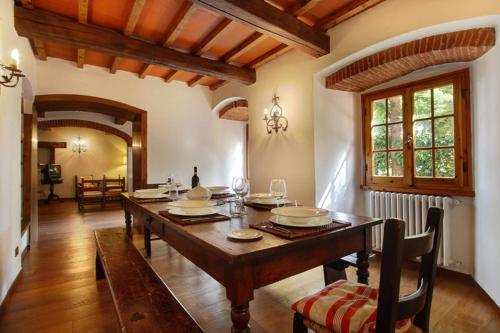 Ostina Villa Sleeps 12 Pool Wifi