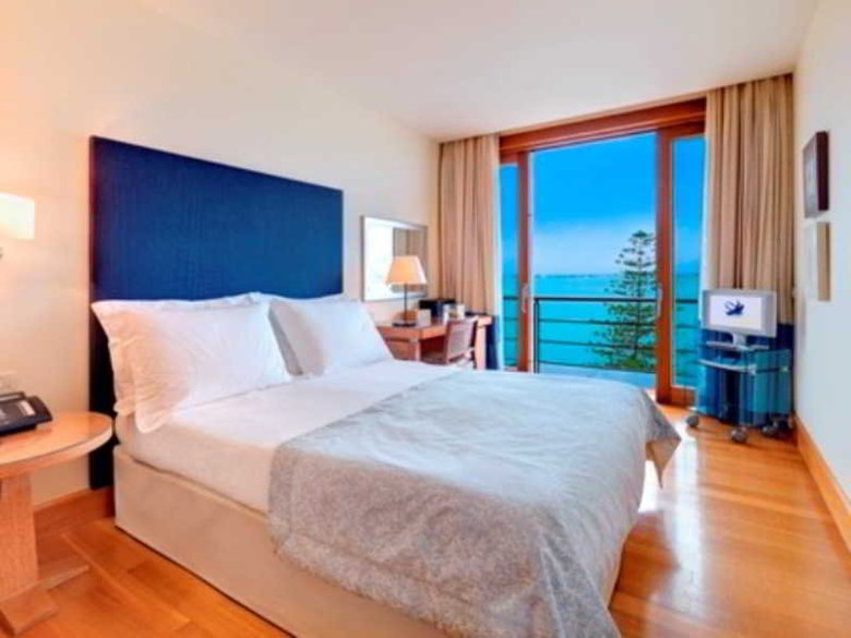 Amphitryon Hotel