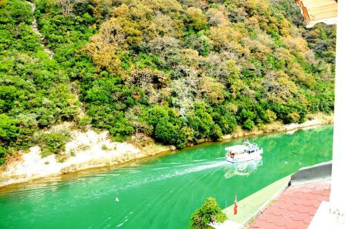 Hill River Hotel