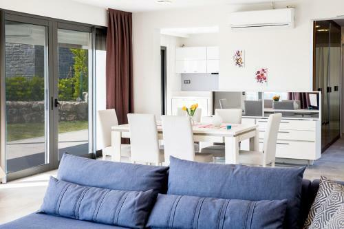 Important Group | Villa Yahsi