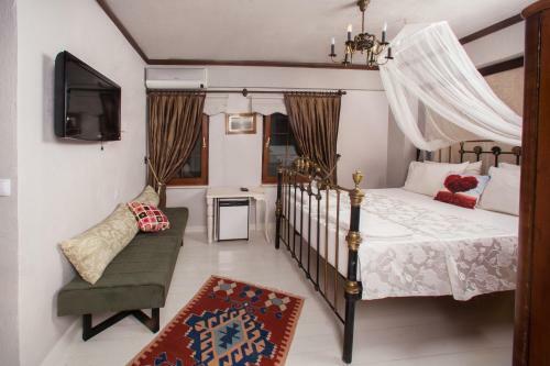 Iola Hotel