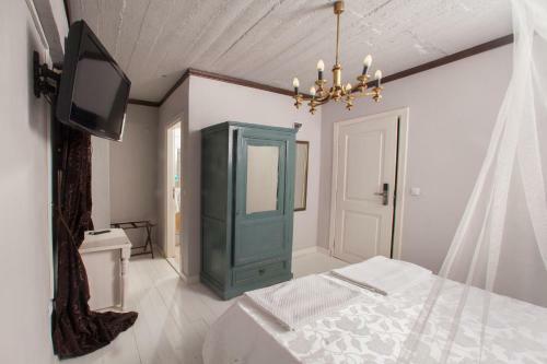 Iola Hotel
