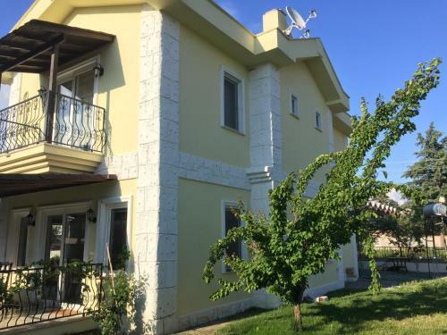 Villa Yellow