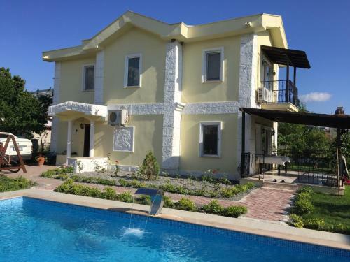 Villa Yellow