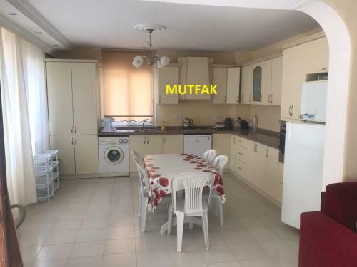 Villa With Private Pool In Altinkum District
