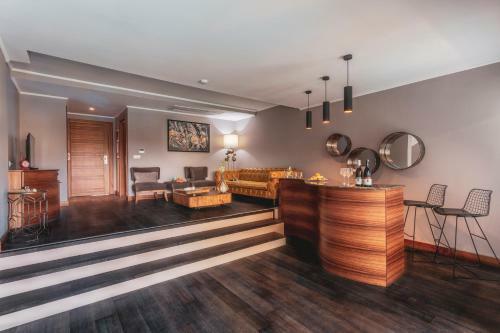 Orka Cove Hotel Penthouse & Suites