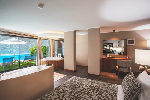 Orka Cove Hotel Penthouse & Suites