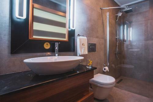Orka Cove Hotel Penthouse & Suites