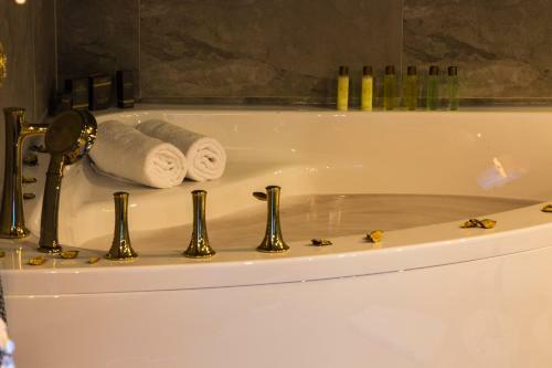 Real King Suite Hotel