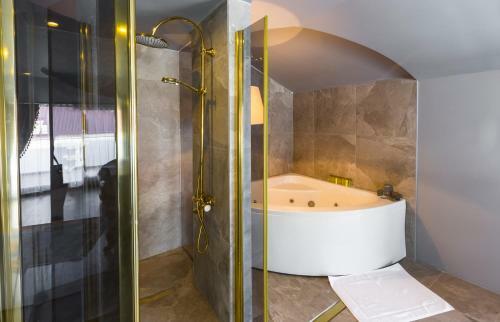 Real King Suite Hotel
