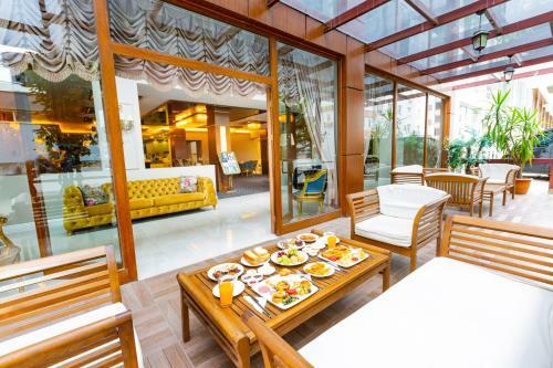 Real King Suite Hotel