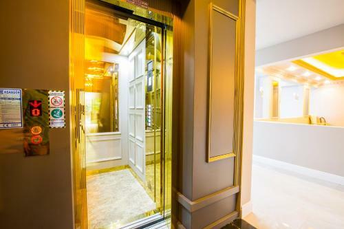 Real King Suite Hotel