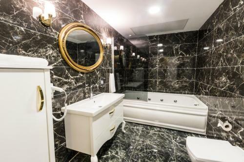 Royal Axis Suites Hotel