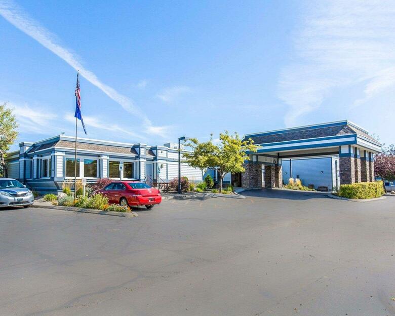 Hotel Quality Inn  Suites Brossard