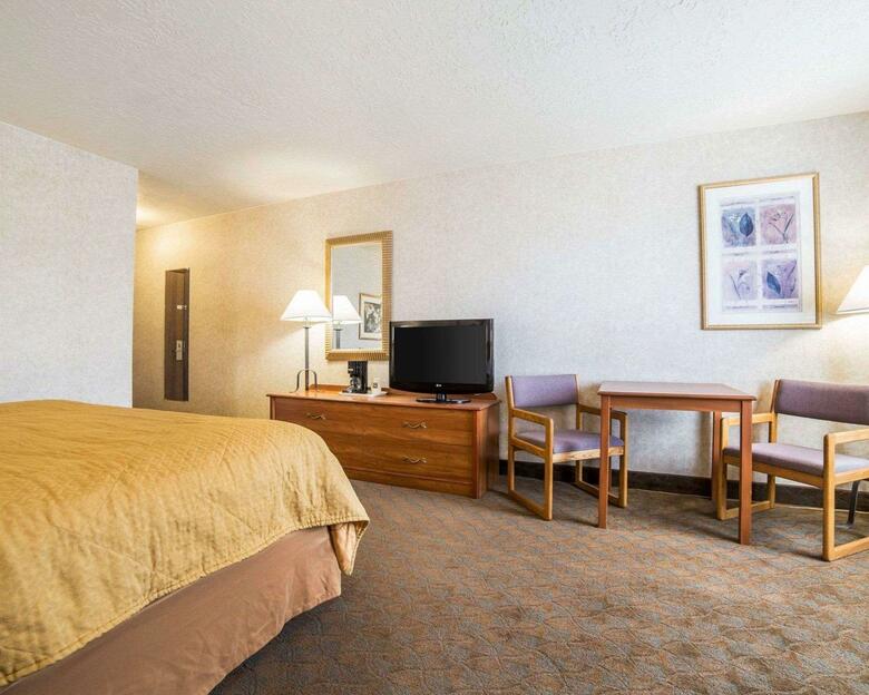 Hotel Quality Inn  Suites Brossard