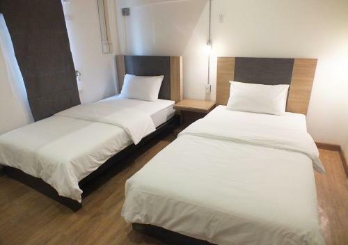 09 Hostel