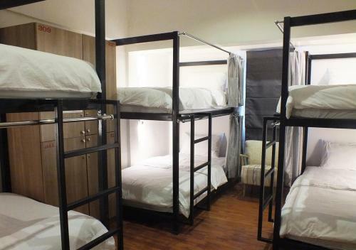 09 Hostel