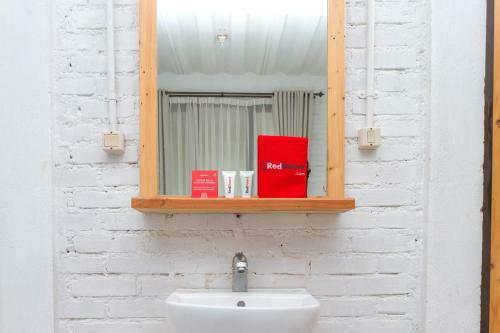 Hostal Reddoorz Near Kampung Daun
