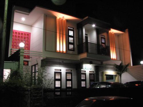 Hostal Rumah Tawa Guesthouse - 1