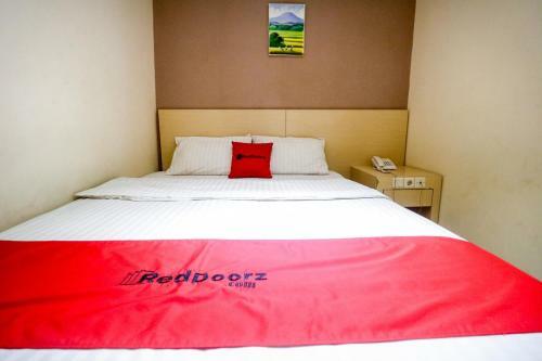 Hotel Reddoorz Pasar Tarapung Siring