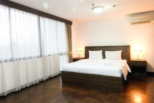 2 Br Park Royale Apartment Near Semanggi By Travelio