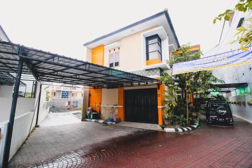 Hostal Reddoorz Plus @ Pogung Raya