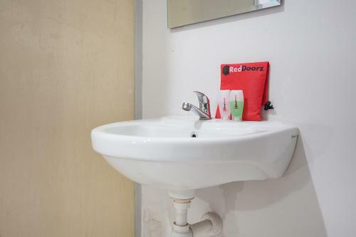 Hostal Reddoorz Near Taman Flora