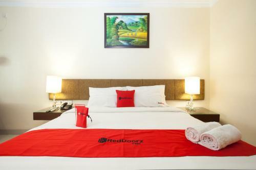 Hotel Reddoorz Premium @ Raya Nginden