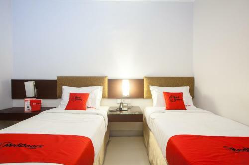 Hotel Reddoorz Premium @ Raya Nginden