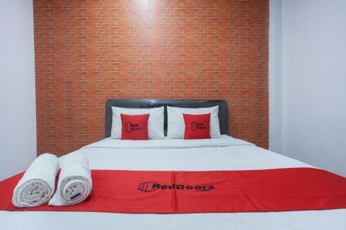 Hotel Reddoorz Plus @ Raya Sengkaling