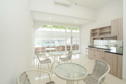 Hostal Oyo 272 M Suite Residence