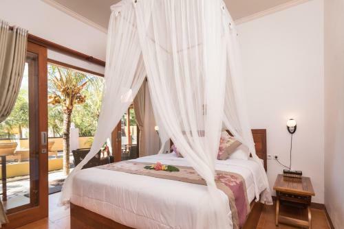 Hostal Yellow Bridge Guest House