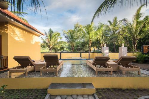 Hostal Yellow Bridge Guest House
