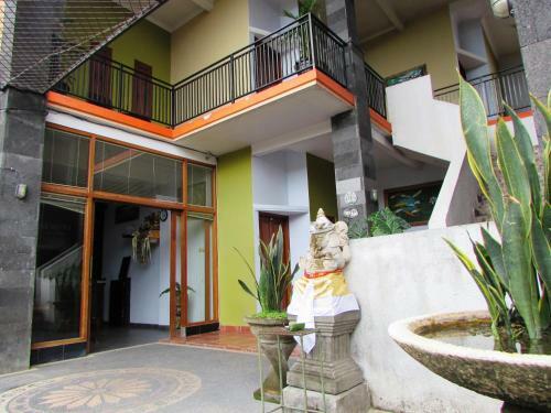 Hostal Deseruni Guest House