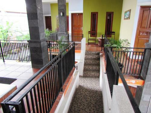 Hostal Deseruni Guest House