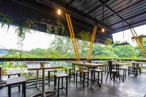 Hostal Reddoorz Near Botani Square Mall