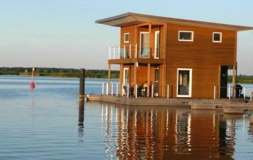 Floating Houses Classic _ Kroeslin