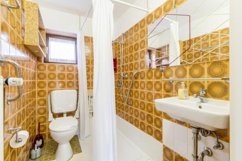 1 Private Single, 1 Twin Room. 3 Persons (6303)