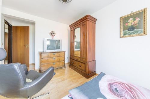 2 Private Single Rooms (6400)